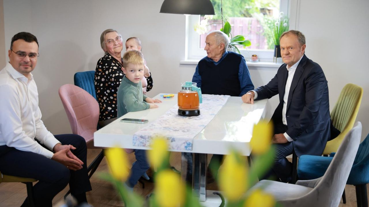 Premier Tusk z wizytą u Oli. Urodziła się dzięki programowi in vitro
