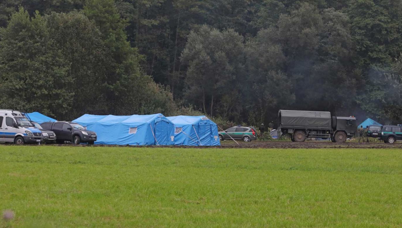 Z białoruskiej strony drogę przed ewentualnym odwrotem zagradzają uchodźcom służby Łukaszenki (fot. PAP/Artur Reszko)