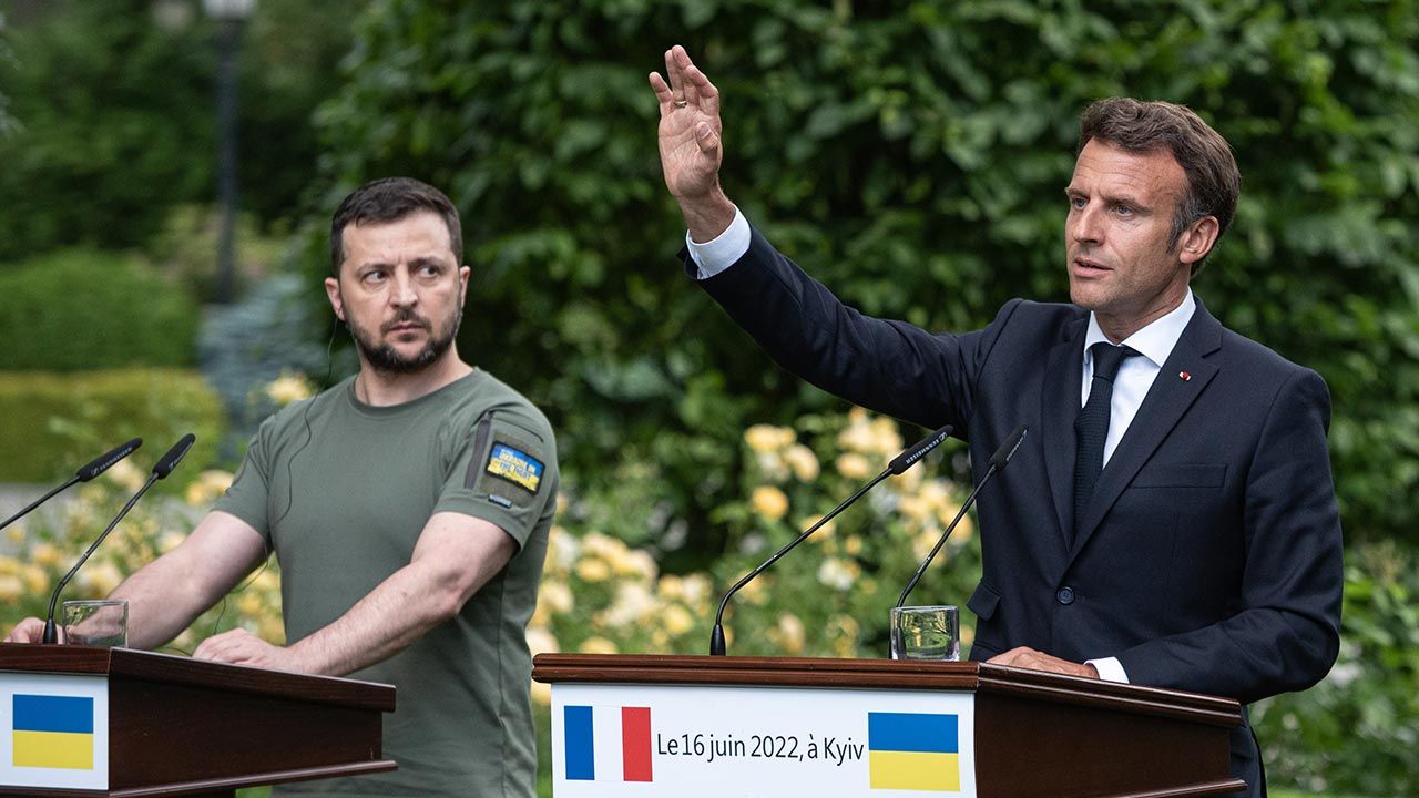 Wołodymyr Zełenski i Emmanuel Macron (fot. Alexey Furman/Getty Images)