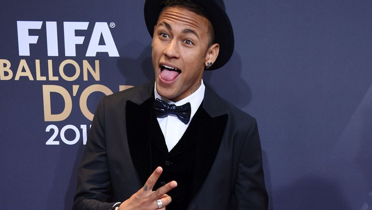 Neymar Jr świętuje 27. urodziny. Czerwony garnitur i... kule ...