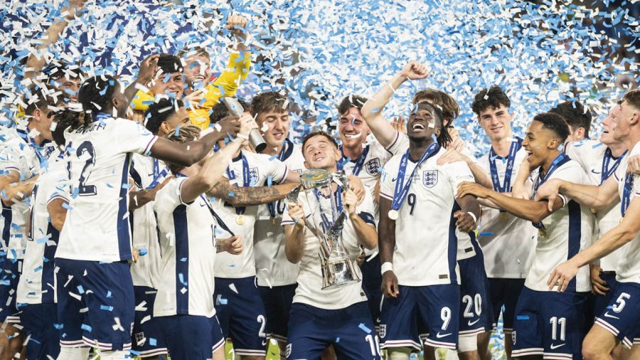 Anglicy pokonali po dogrywce Niemców w finale piłkarskich Młodzieżowych Mistrzostw Europy (fot. PAP/EPA/JOZEF JAKUBCO)