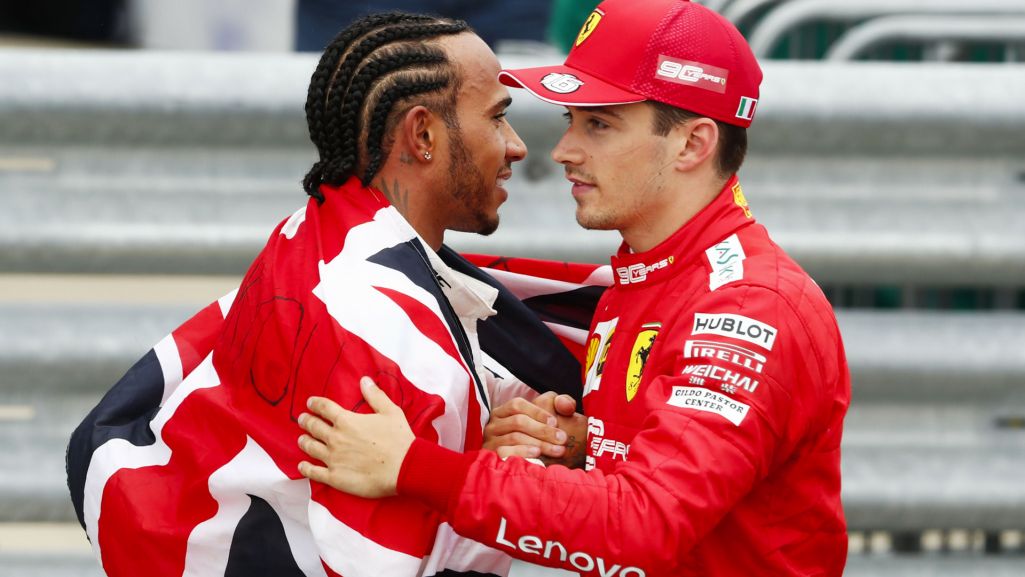Hamilton będzie w 2025 r. ścigał się u boku wychowanka Ferrari - Charles'a Leclerca. Fot. HZ Pixathlon/EastNews