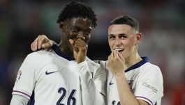 Kobbie Mainoo (L) i Phil Foden (P) (fot. Getty Images)
