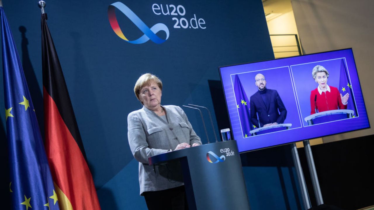 Tak zwany mechanizm praworządności forsują głównie Niemcy, sprawujący półroczną prezydencję w Unii Europejskiej (fot. Andreas Gora – Pool/Getty Images) Tak zwany mechanizm praworządności forsują głównie Niemcy, sprawujący półroczną prezydencję w Unii Europejskiej (fot. Andreas Gora – Pool/Getty Images)