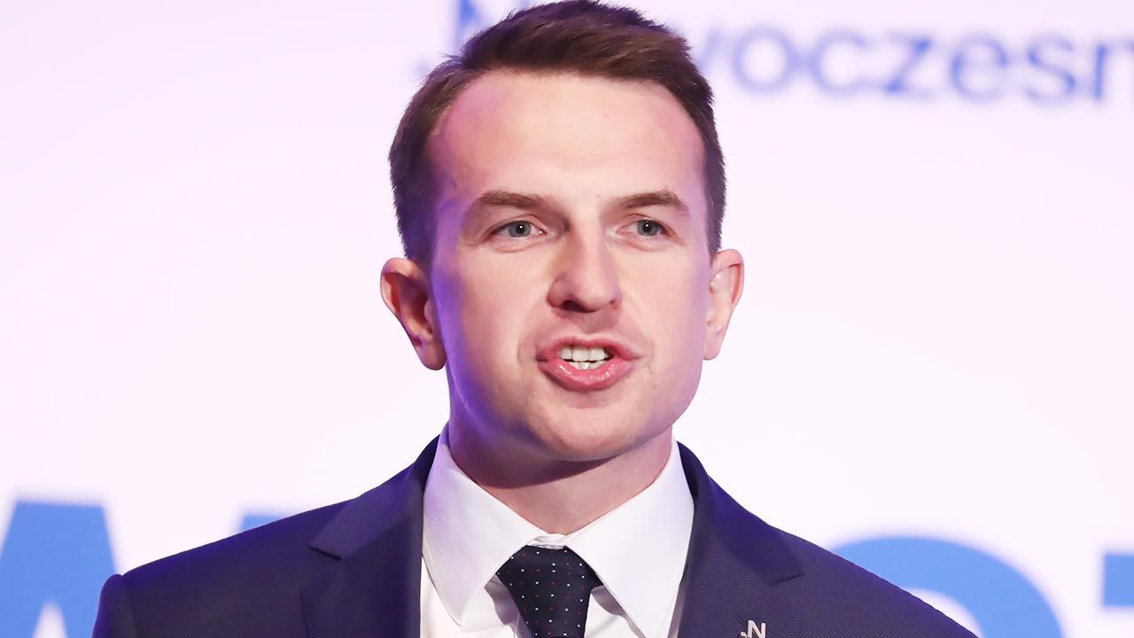 Według Adama Szłapki epitet użyty w wołaczu miałby nie odnosić się do rozmówcy (fot. PAP/Tomasz Gzell) Według Adama Szłapki epitet użyty w wołaczu miałby nie odnosić się do rozmówcy (fot. PAP/Tomasz Gzell)
