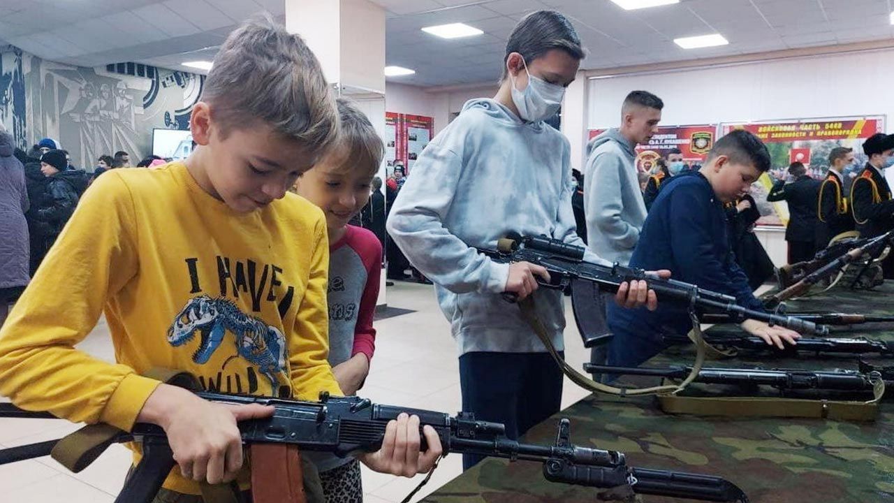 Dzieci mają być uczone obsługi broni i taktyki (fot. t.me/lenue)