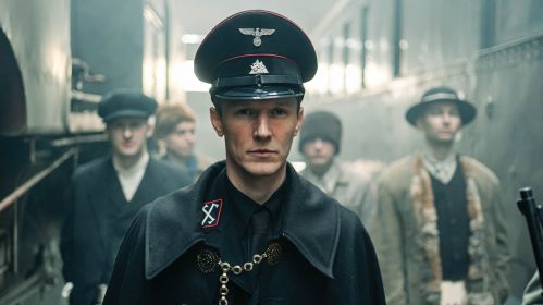 Kadr z filmu „Biała odwaga” przedstawia Filipa Pławiaka – odtwórcę roli Andrzeja Zawrata. Mężczyzna jest ubrany w strój niemieckiego oficera. Wraz z niemieckim okupantem propaguje Goralenvolk na Podhalu. Film „Biała odwaga” zostanie wyemitowany w sobotę, 6 września, o godz. 21:15 w TVP1 oraz na żywo w TVP VOD.