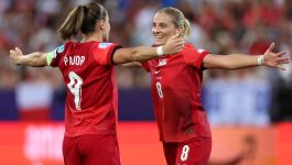 Piłkarki reprezentacji Polski w czerwonych strojach cieszą się po zdobytej bramce podczas meczu. Reprezentacja przygotowuje się do eliminacji mistrzostw świata 2027, które wyłonią europejskie drużyny na mundial w Brazylii