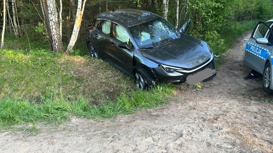 Groźny wypadek w Janaszowie – 55-letni kierowca Lexusa uderzył w przepust pod Kielcami