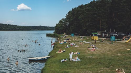 Людзі адпачываюць у спякотны дзень на Менскім моры. Менск, Беларусь. 13 ліпеня 2021 года. Фота: Белсат
