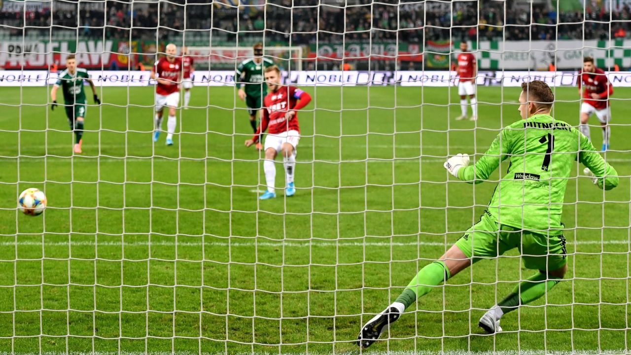 Jakub Błaszczykowski trafia z rzutu karnego (fot. PAP)