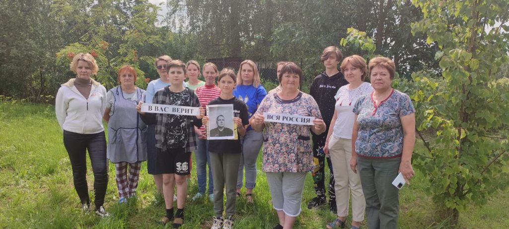 Настаўнікі ў Смаленскай вобласці выйшлі на акцыю з партрэтам беларускага пранкера Уладзіслава Бохана. (Фота: Уладзіслаў Бохан/Telegram)