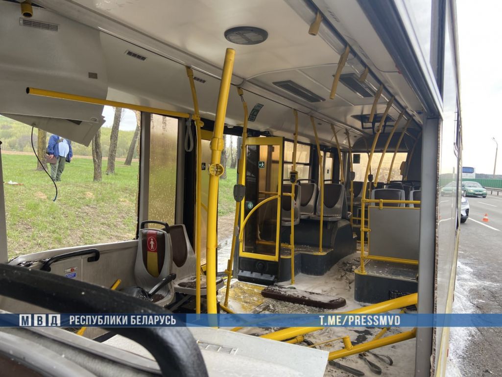 Наступствы ДТЗ з аўтобусам і цяжкавіком каля Менску. 16 красавіка 2024 года. (Фота: pressmvd / Telegram)