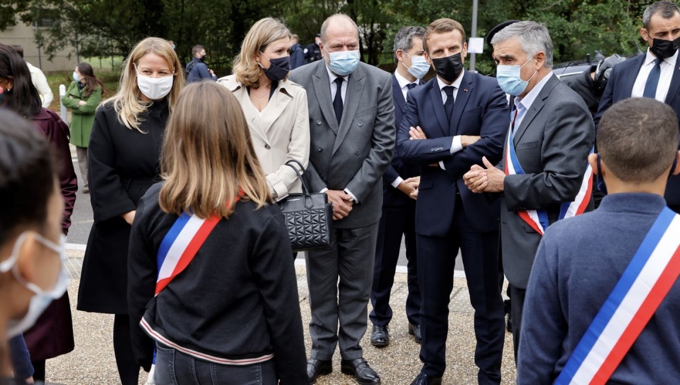 W przemówieniu wygłoszonym w podparyskim Les Mureaux szef państwa stwierdził, że problem, przed którym stoi społeczeństwo francuskie, nie jest problemem świeckości (fot. PAP/EPA/LUDOVIC MARIN/POOL MAXPPP)