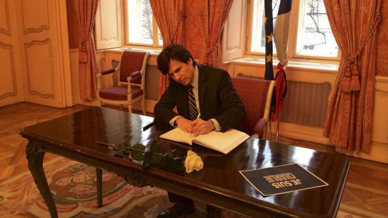Ambasador USA ostro skrytykował prezydenta Zemana za to, że zamierza wziąć udział w rosyjskich obchodach 70 rocznicy zakończenia II wojny światowej(fot. twitter) Ambasador USA ostro skrytykował prezydenta Zemana za to, że zamierza wziąć udział w rosyjskich obchodach 70 rocznicy zakończenia II wojny światowej(fot. twitter)