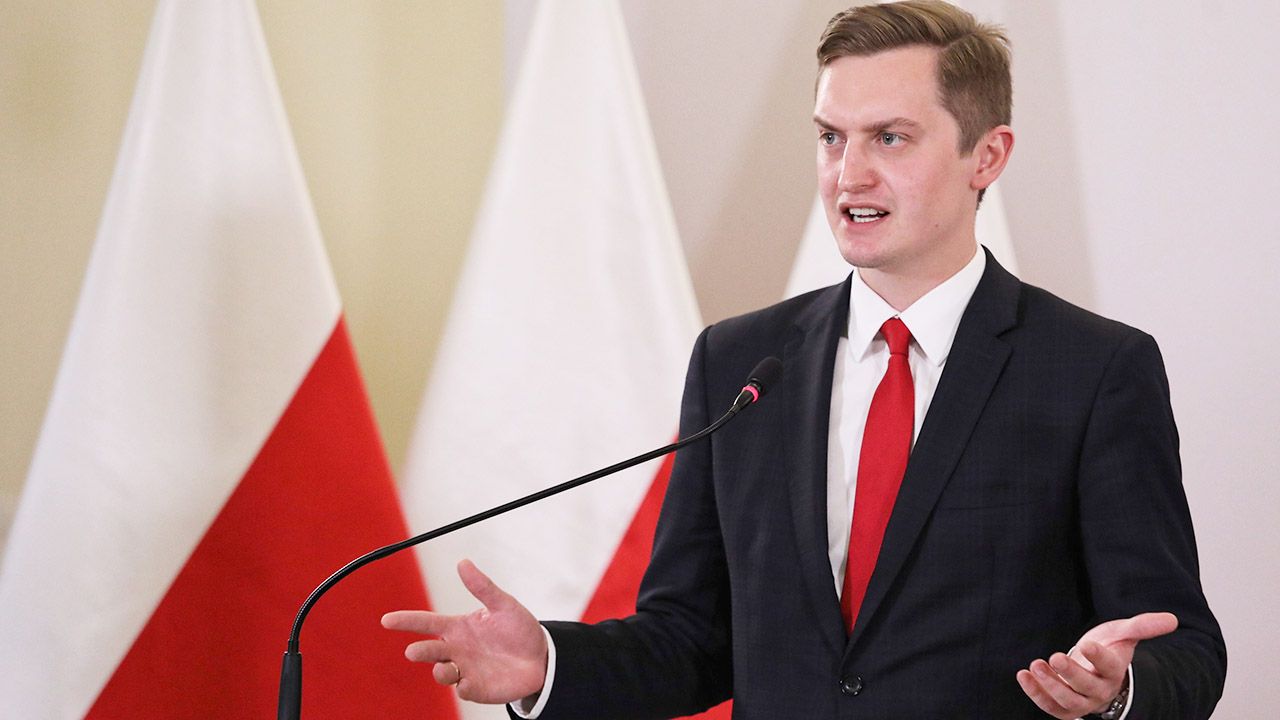Wiceprzewodniczący komisji weryfikacyjnej jest rozczarowany uchyleniem przez sąd decyzji komisji: „Ręce nie mają gdzie opadać” (fot. PAP/Tomasz Gzell) Wiceprzewodniczący komisji weryfikacyjnej jest rozczarowany uchyleniem przez sąd decyzji komisji: „Ręce nie mają gdzie opadać” (fot. PAP/Tomasz Gzell)