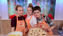 Monika Zamachowska z synem Tomkiem oraz jego przyjaciółkami przygotowywali zupę grzybową oraz pizzę z grzybami