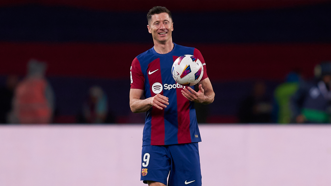 Robert Lewandowski strzelił Valencii hat-tricka i zgodnie z tradycją mógł zabrać ze sobą piłkę meczową do domu (fot. Getty)