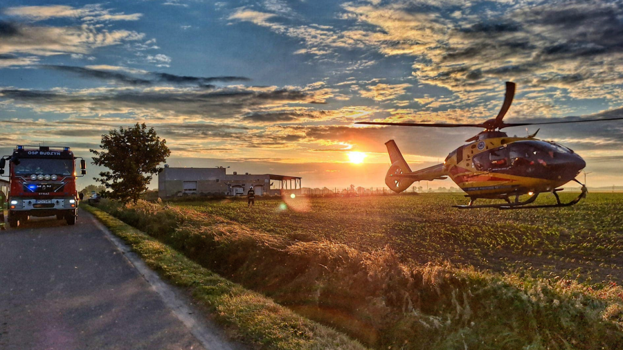 Dobrogostowo, wypadek, auto wypadło z drogi, powiat szamotulski (fot. zdj. ilustr, OSP Budzyń)