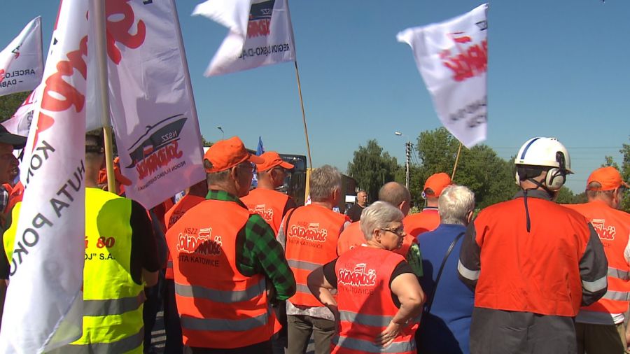 Obawy hutników podsycają informacje płynące z huty w Dąbrowie Górniczej. Fot. TVP3 Katowice