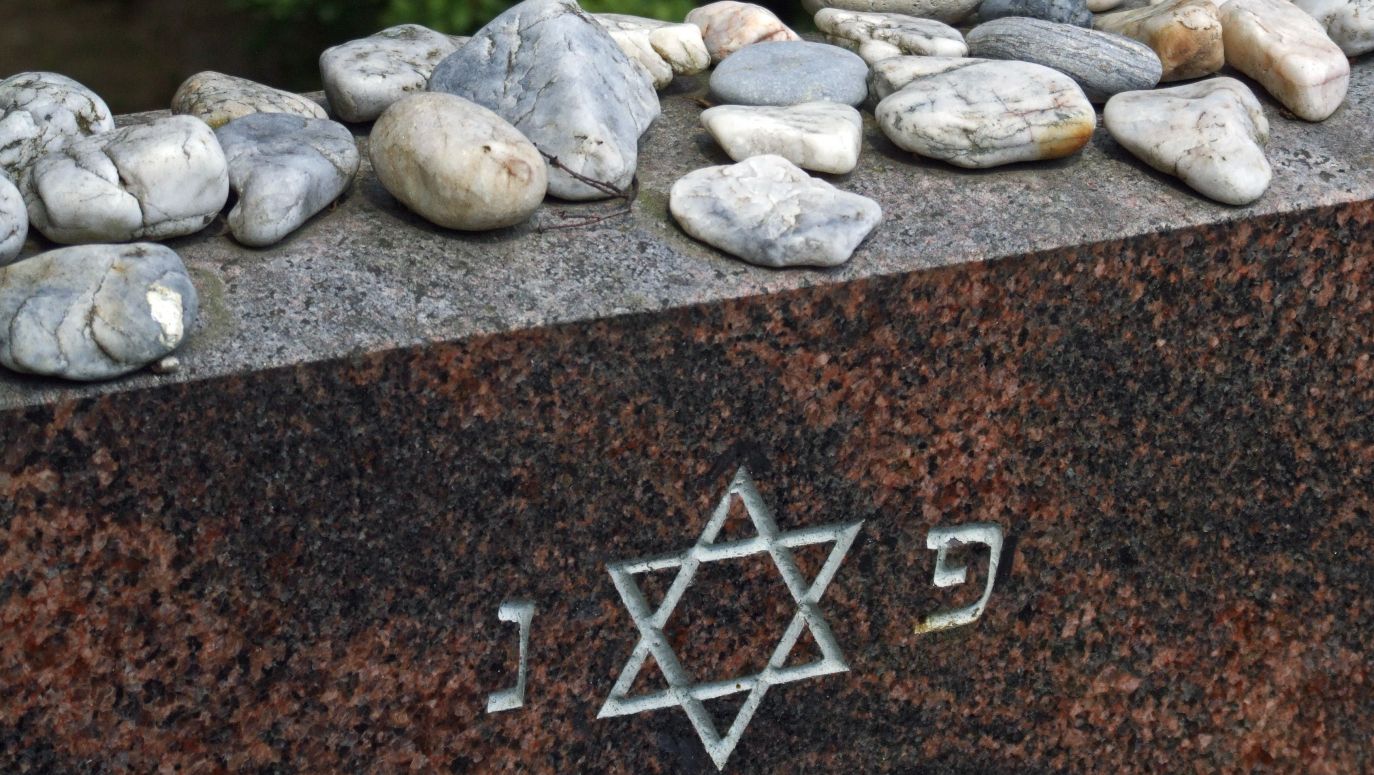 Камень 24 года. Камень на могилу. Камушки на могилу. Камни на еврейских могилах. Камень на кладбище.