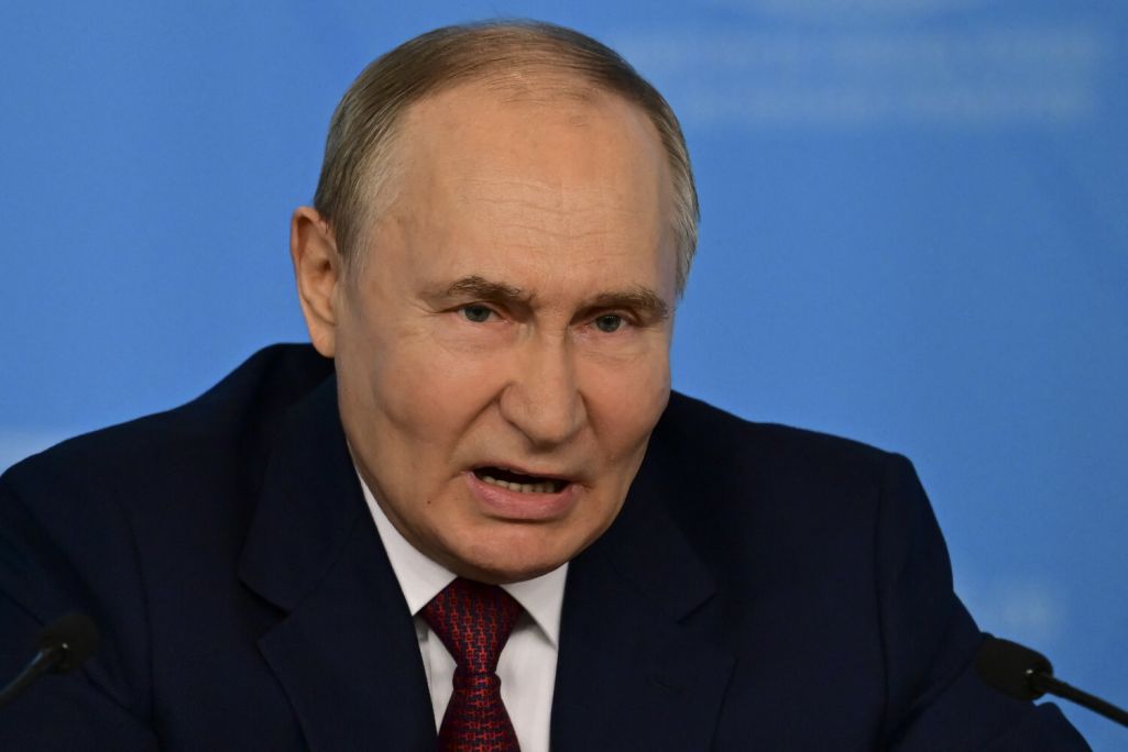 Уладзімір Пуцін выступае падчас сустрэчы з міністрам замежных спраў Расеі Сяргеем Лаўровым у Маскве, Расея. 14 чэрвеня 2024 года. (Фота: Sefa Karacan / Anadolu Press / Abaca Press / East News)