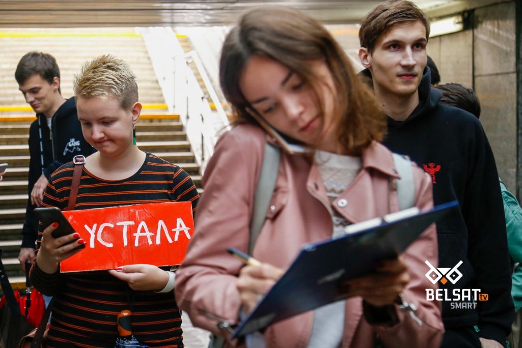 Студэнты і выкладчыкі сабраліся каля галоўнага корпуса БДУ на мірнай акцыі пратэсту. Менск. 19 жніўня, 2020 г. (Фота: ТК / Vot-tak.tv / Belsat.еu, 2020 г.)