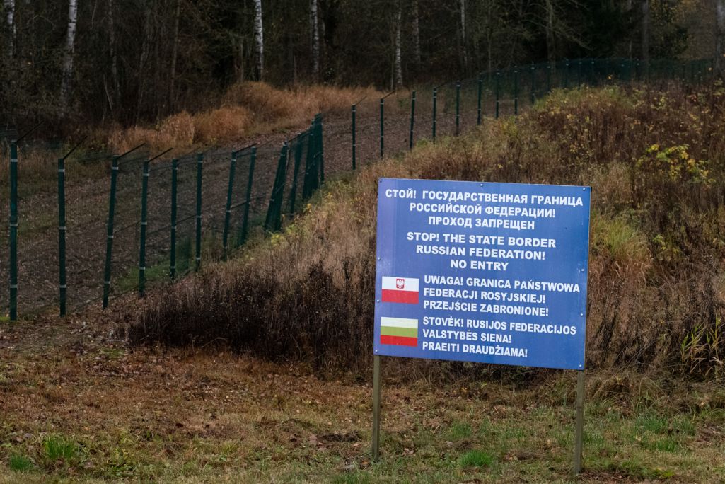 Папераджальны знак на мяжы з Калінінградскай вобласцю ля сувальскага калідору з боку Польшчы. 2 лістапада 2022 года. (Фота: Michal Kosc / Forum)