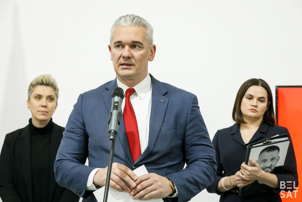 Прадстаўнік Аб’яднанага пераходнага кабінету ў міжнародных справах Валер Кавалеўскі выступае перад прадстаўнікамі медыяў пасля паседжання Аб’яднанага пераходнага кабінету. Варшава, Польшча. 8 студзеня 2024 года. (Фота: Таццяна Верамеева / Белсат)