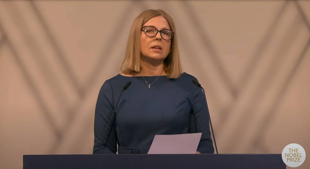 Наталля Пінчук чытае Нобэлеўскую лекцыю ад імя зняволенага Алеся Бяляцкага. Осла, Нарвегія. 10 снежня 2022 года. Скрыншот: Nobel Prize / Youtube