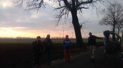 Reporterzy z rodziną szukają także na miejscu (fot. TVP)