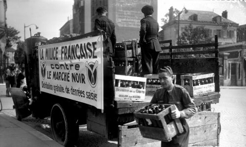 Francuska milicja z zajętym na czarnym rynku winem. Montreuil (Seine-Saint-Denis), maj 1944. Fot.  Roger Viollet via Getty Images
