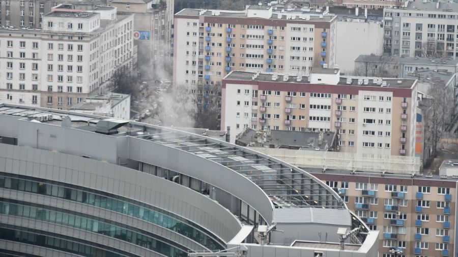 Chmielna i okolice. Na pierwszym planie półkolisty budynek Złotych Tarasów, dalej w lewej gmach PKP, z prawej budynek na ul. Chmielnej 106b, w środku blok na Chmielnej 116/118. Fot. arch. autora