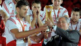 Michał Winiarski z trofeum za mistrzostwo świata (fot. PAP/Bartłomiej Zborowski)