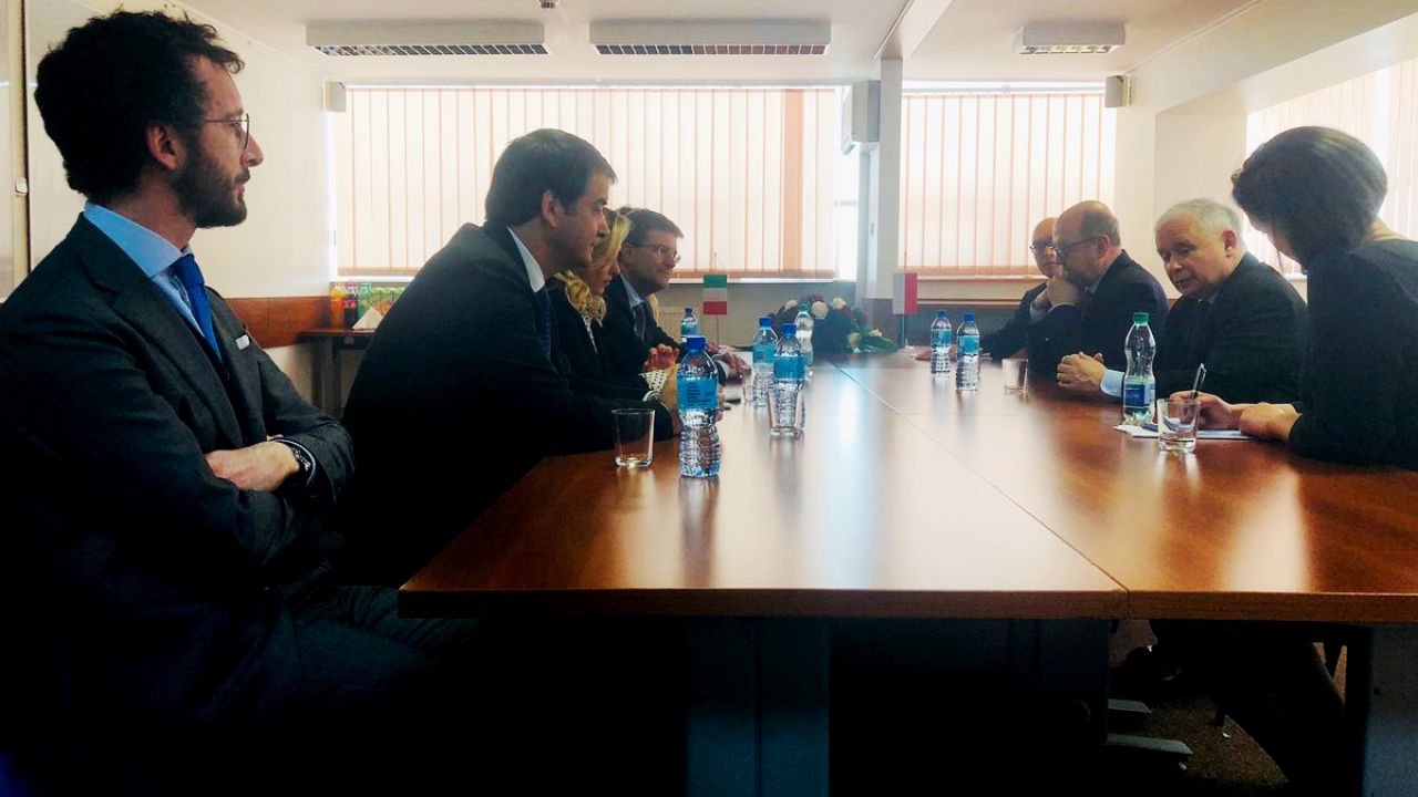 W środowym spotkaniu przy ul. Nowogrodzkiej, poza prezesem PiS, wzięli udział m.in. europoseł Ryszard Legutko oraz z ramienia Fratelli d'Italia szefowa partii Giorgia Meloni (fot. TT/Prawo i Sprawiedliwość) W środowym spotkaniu przy ul. Nowogrodzkiej, poza prezesem PiS, wzięli udział m.in. europoseł Ryszard Legutko oraz z ramienia Fratelli d'Italia szefowa partii Giorgia Meloni (fot. TT/Prawo i Sprawiedliwość)