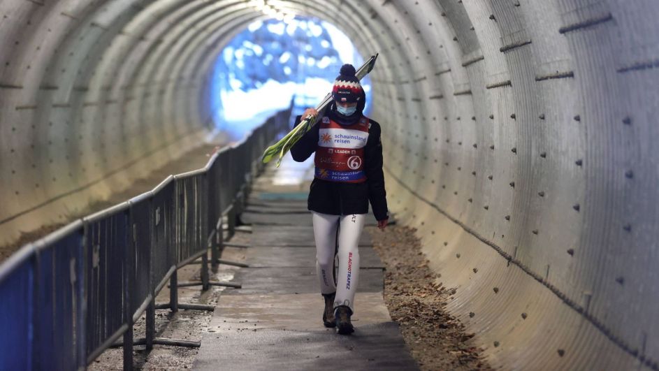 Zaufanie... Jeśli go nie ma, nawet talent nie pomoże. Andrzej Stękała zaufał Maciejowi Maciusiakowi i kroczy coraz śmielej (Fot. PAP) Andrzej Stękała, Stękała Zakopane, skoki Zakopane, Stękała podium, Stękała medal