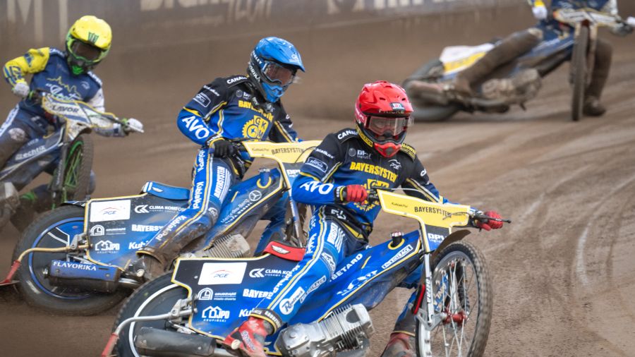 Max Fricke (kask czerwony) i Jakub Miśkowiak (niebieski) z Bayersystem GKM Grudziądz oraz Patryk Dudek (żółty) z Pres Grupa Deweloperska Toruń podczas meczu Ekstraligi. (fot.Tytus Żmijewski/PAP)