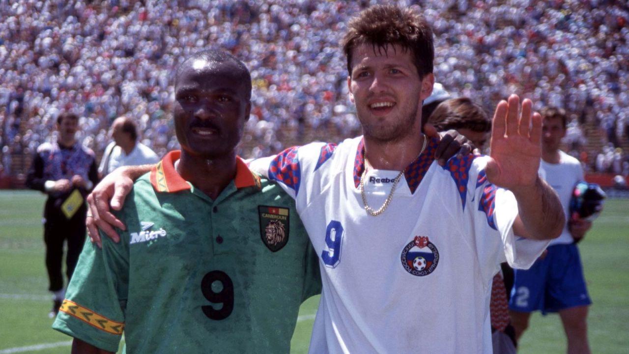 Oleg Salenko (P) obok Rogera Milli (fot. Getty Images)