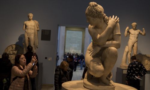 Odwiedzająca muzeum kobieta fotografuje rzeźbę hellenistyczną Przyczajona Afrodyta (Wenus Lely), 2017 r. w British Museum w Londynie. Fot. Richard Baker / In Pictures via Getty Images Images