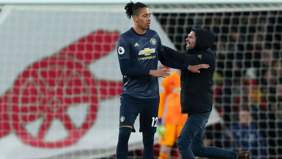 Chris Smalling zaatakowany przez kibica podczas meczu z Arsenalem (fot. Getty) Chris Smalling zaatakowany przez kibica podczas meczu z Arsenalem (fot. Getty)