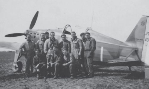 Klucz nr 4. Stoją ppor. Gnyś (drugi od lewej) i por. Bursztyn (trzeci od prawej) przed swoim MS.406 „I” nr ser. 1031 na lotnisku GC III/1, maj 1940 r. Fot. archiwum rodziny Gnysiów