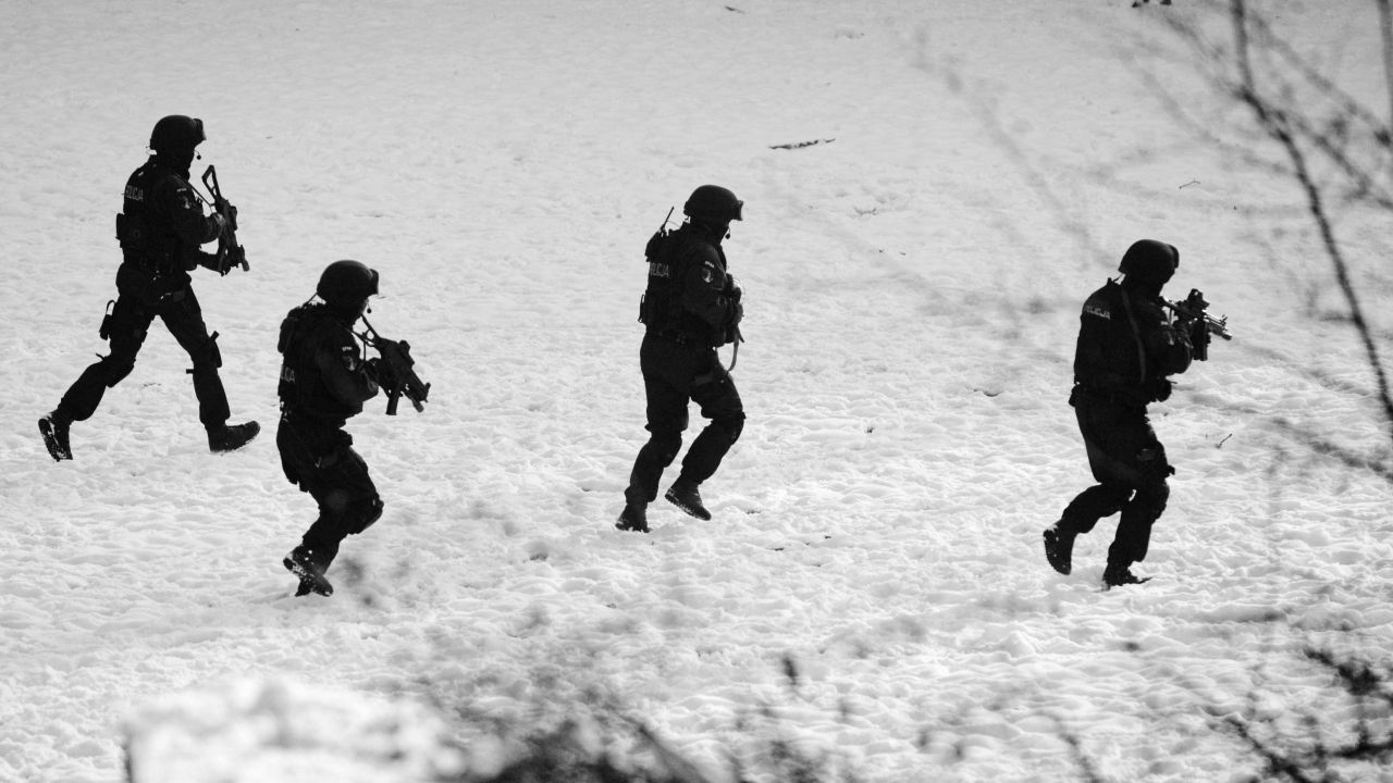 Bili, związali i grozili siekierą. Policjanci „terroru” rozwiązali sprawę