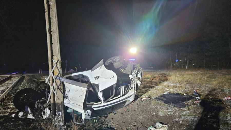 Wypadek na przejeździe kolejowym. Samochód wjechał pod pociąg - fot. PSP Jędrzejów