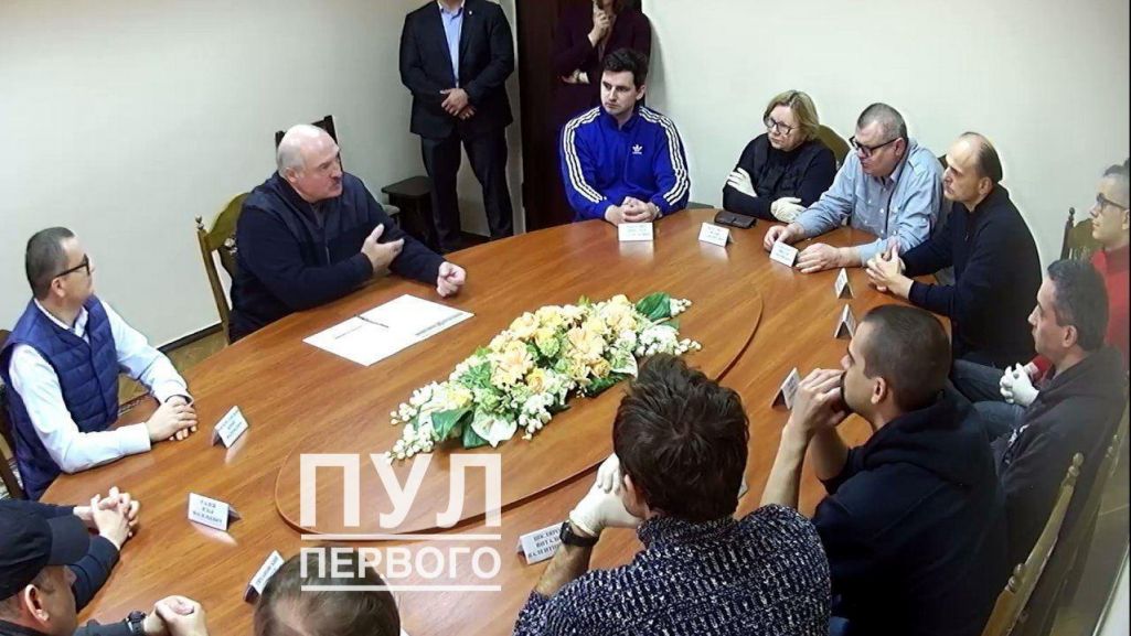 Аляксандр Лукашэнка праводзіць сустрэчу са «злачынцамі» ў следчым ізалятары. Сяргей Ціханоўскі – знізу злева ў кепцы. Менск, Беларусь. 10 кастрычніка 2020 года. (Фота: Пул первого / Telegram)