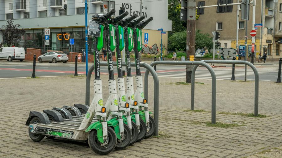 Planowane przepisy mają dotyczyć dzieci jeżdżących na rowerach i hulajnogach elektrycznych (fot. pexels, zdjęcie ilustracyjne) 