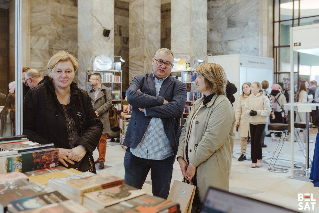 Выдавец Андрэй Янушкевіч на Міжнародным кніжным кірмашы ў Варшаве, Польшча. 16 траўня 2025 года. Фота: Рауль Дзюк / Белсат
