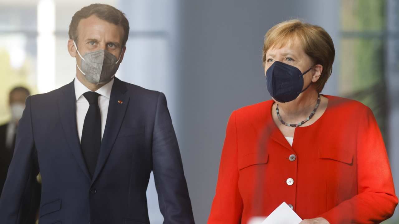 Prezydent Emanuel Macron (L) i kanclerz Angela Merkel (P) spotkali się w Berlinie (fot. PAP/EPA/AXEL SCHMIDT / POOL)