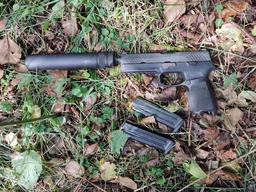 Здымак мае ілюстрацыйны характар. Пісталет, нібыта знойдзены ў дыверсантаў з СБУ, затрыманых у Беларусі. (Фота: КДБ / Belta.by)