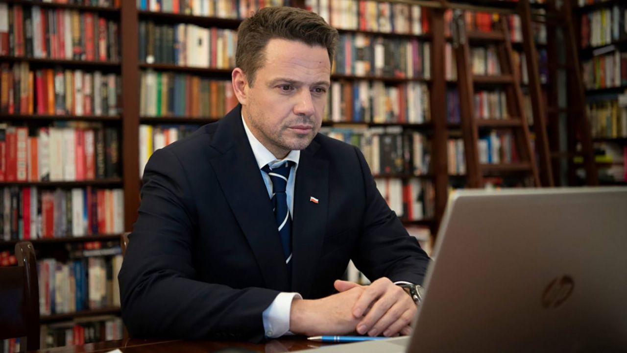 Rafał Trzaskowski przed komputerem (fot. FB/Rafał Trzaskowski) Rafał Trzaskowski przed komputerem (fot. FB/Rafał Trzaskowski)