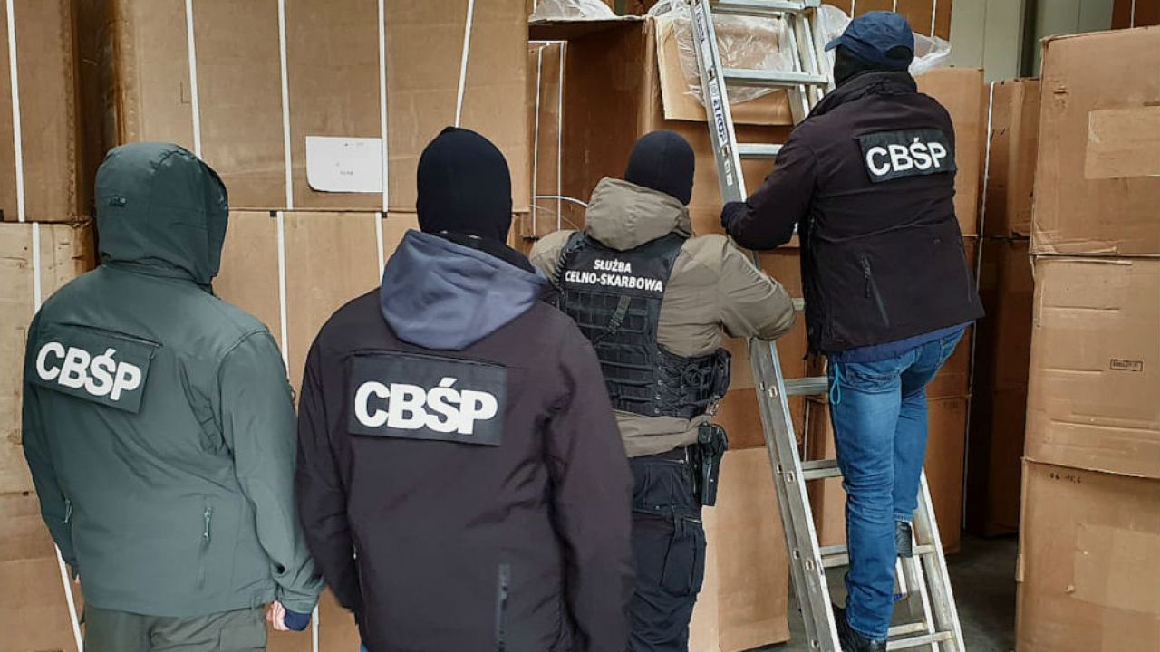 Likwidacja magzynu z tytoniem (fot. KAS,CBŚP) Likwidacja magzynu z tytoniem (fot. KAS,CBŚP)